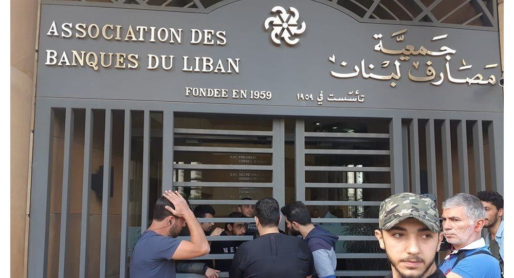 في لبنان: احتجز رهائن في مصرف وهدد بإحراقه!