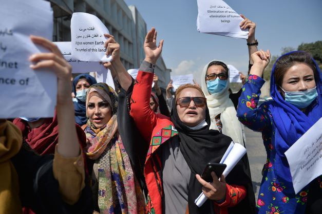 بعد وعود واهية .. طالبان تتعقب نساء أفغانستان
