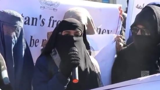 في كابل.. تظاهرة للمدافعات عن الحجاب!
