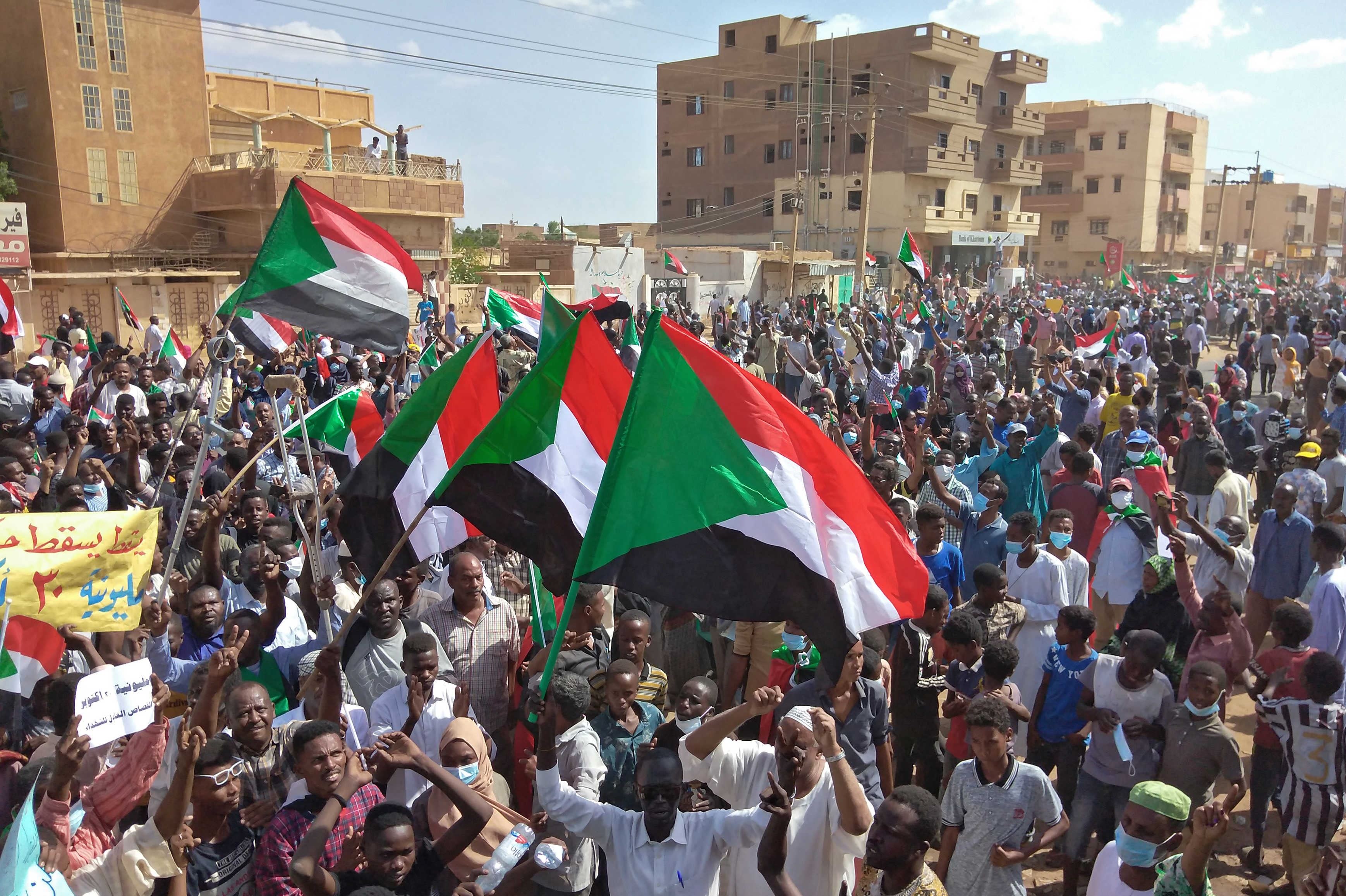 أنصار الجيش السوداني يستعرضون في الخرطوم