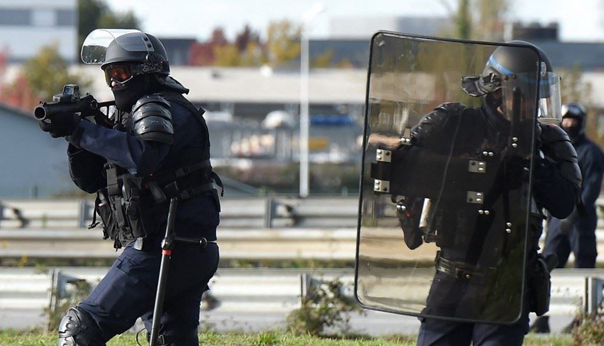 باريس.. مقتل رجل "هاجم شرطيَّين بسكين"