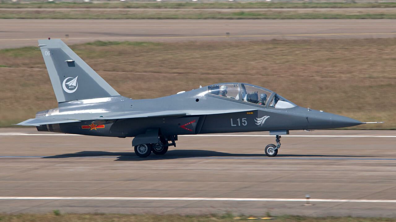 الإمارات "تتجه شرقاً".. شراء 12 طائرة عسكرية صينية