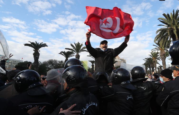 القمع في تونس يزداد.. تحذيرات من إنفجار الوضع