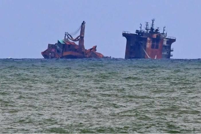 غرق سفينة إماراتية قبالة سواحل إيران!
