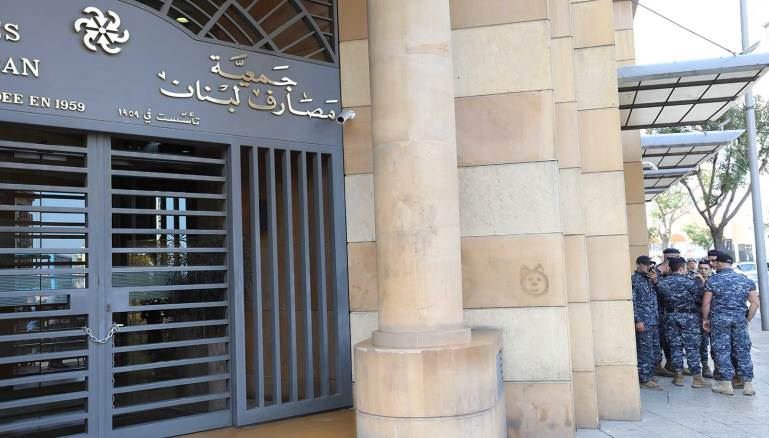 المصارف اللبنانية تغلق أبوابها وتتحدى القضاء.. ما علاقة الانتخابات النيابية؟