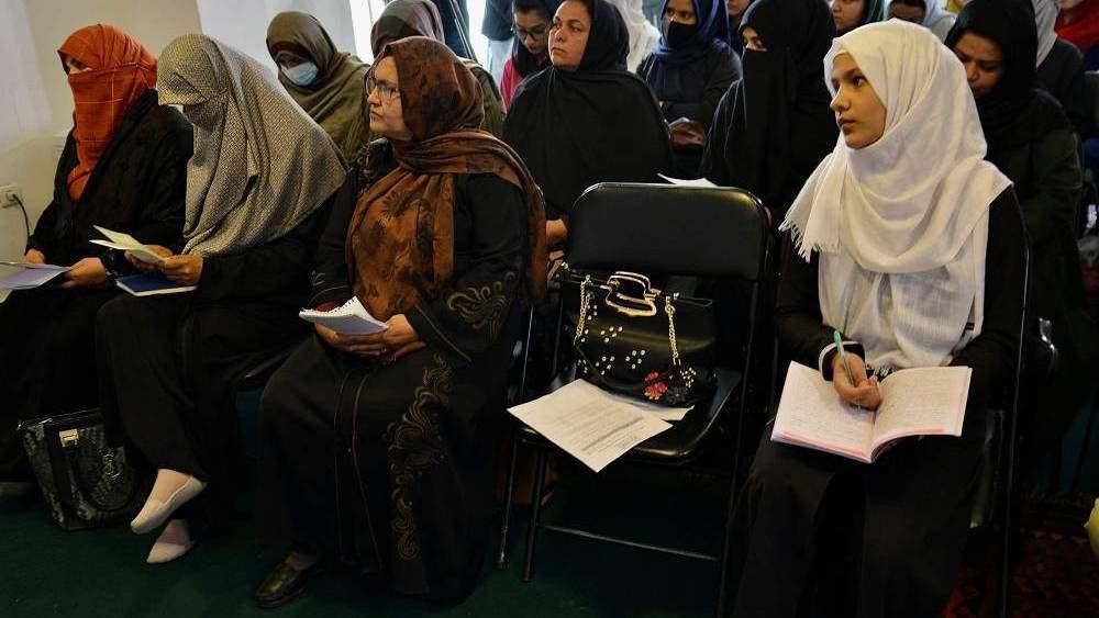 مناضلات يُحذّرن طالبان من عدم فتح المدارس للفتيات