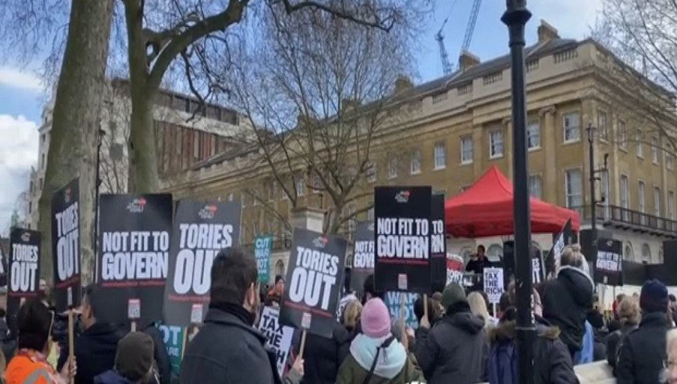 احتجاجات في لندن ضد ارتفاع أسعار الغاز والكهرباء ومطالبات باستقالة جونسون