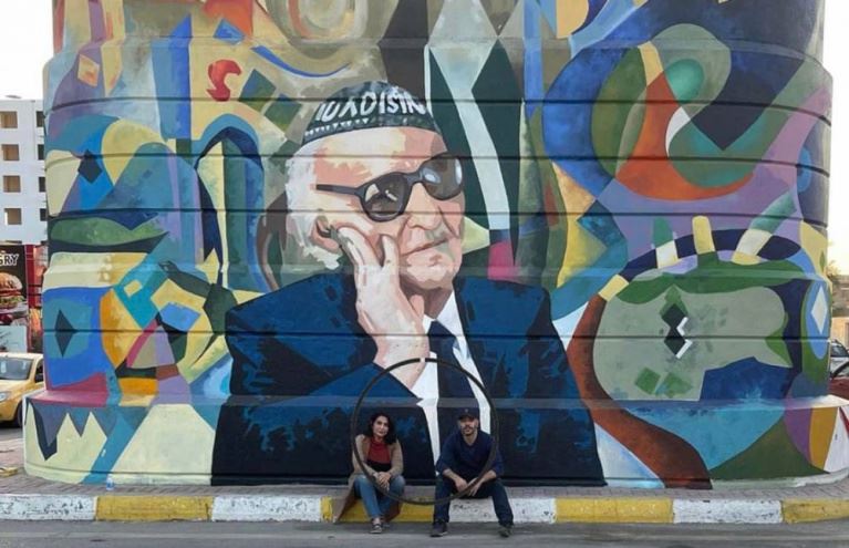 جداريات رسامة عراقية تنشر البهجة في شوارع بغداد