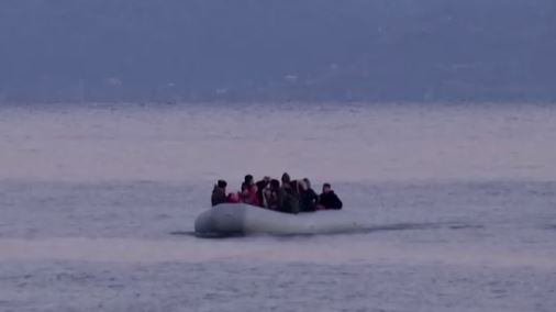 خفر السواحل اليوناني ينقذ أكثر من 100 مهاجر من الغرق