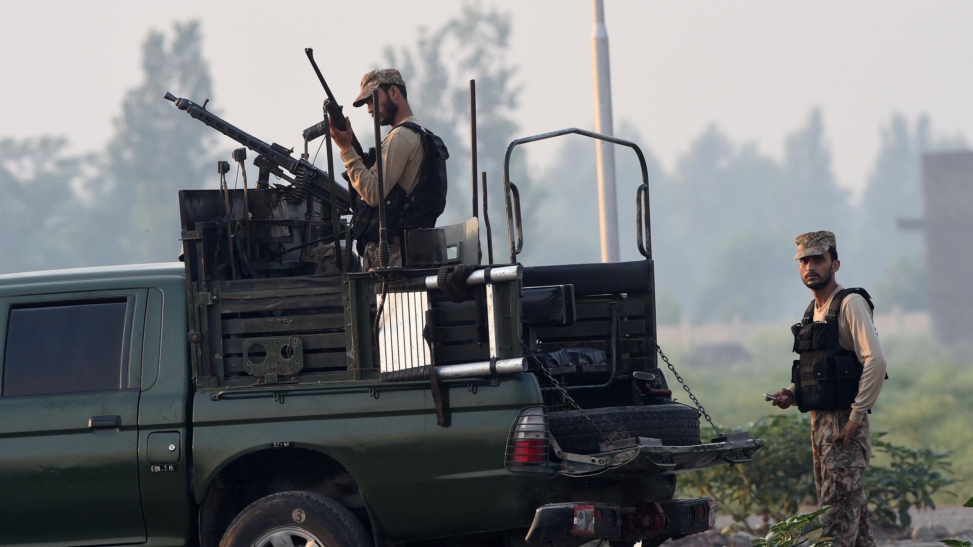 مقتل ثلاثة جنود وثلاثة أطفال بهجوم انتحاري في باكستان