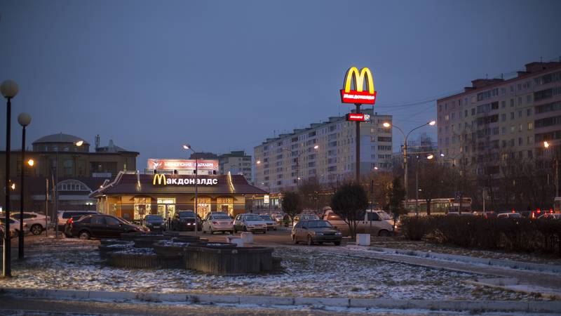 بشكل نهائيّ.. ماكدونالدز تنسحب من الأسواق الروسيّة