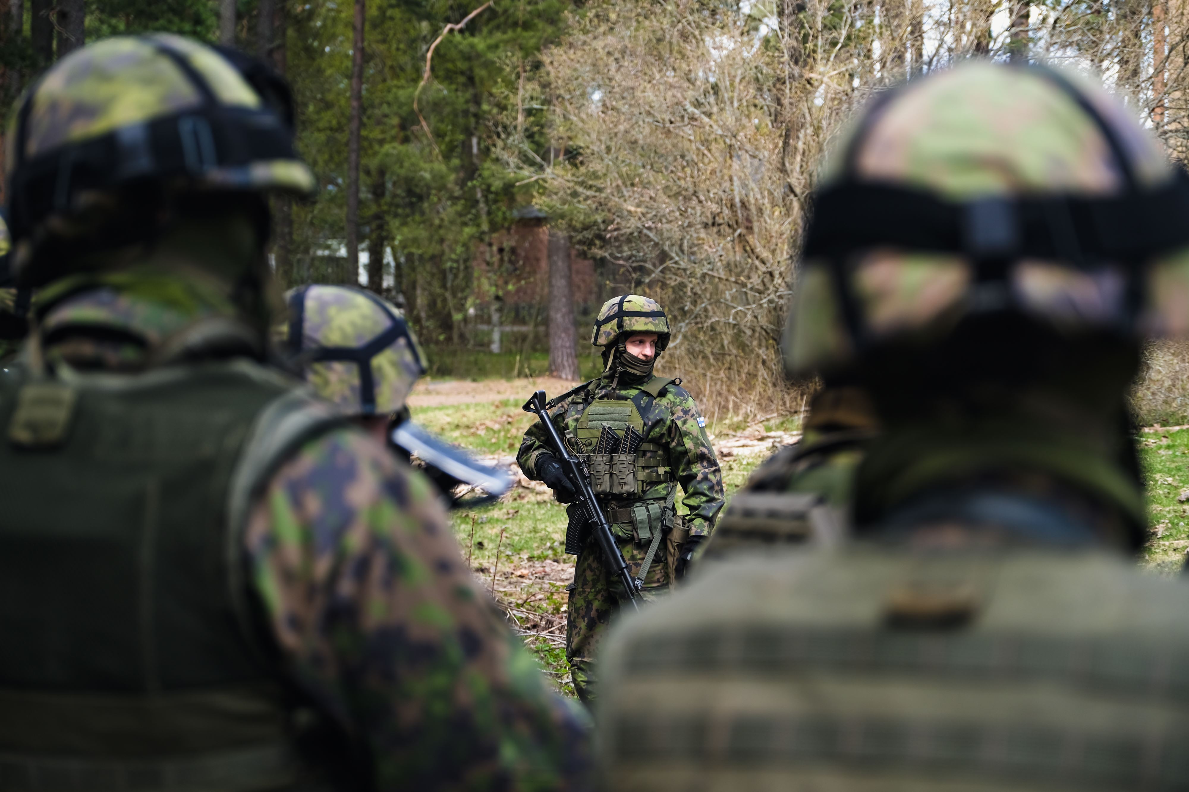 فنلنديون يتدربون عسكريًا لمواجهة أي تهديد روسيّ