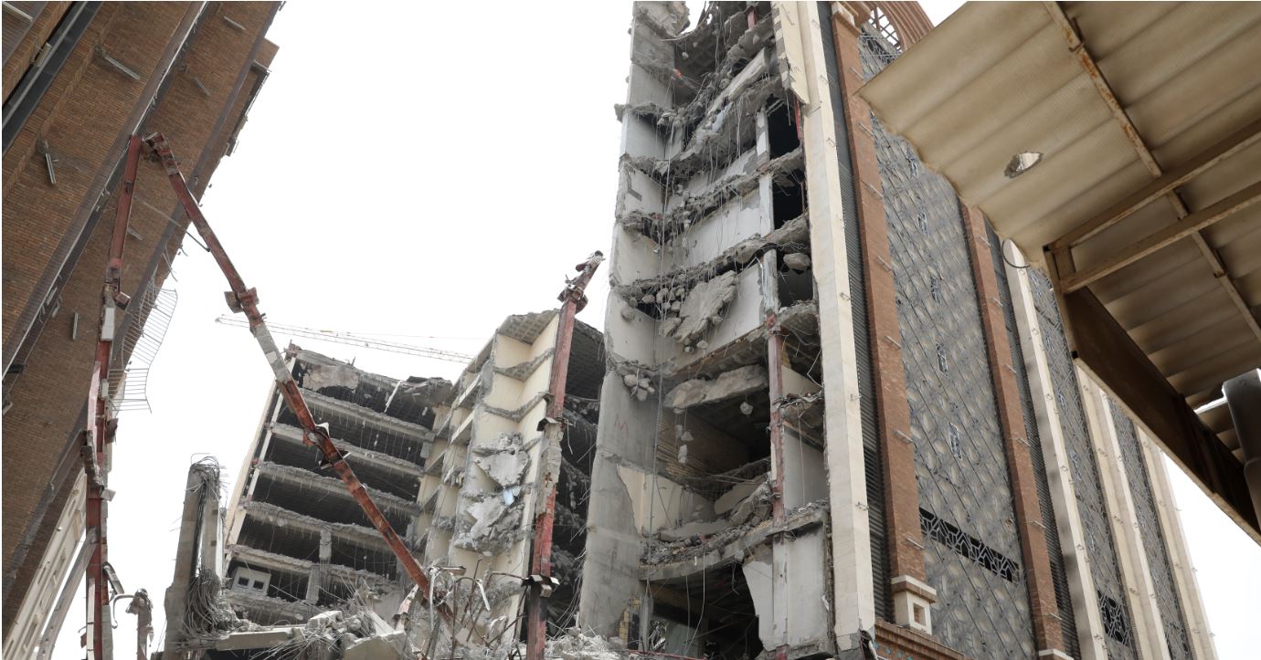 أربعة قتلى على الأقل في انهيار مبنى في إيران