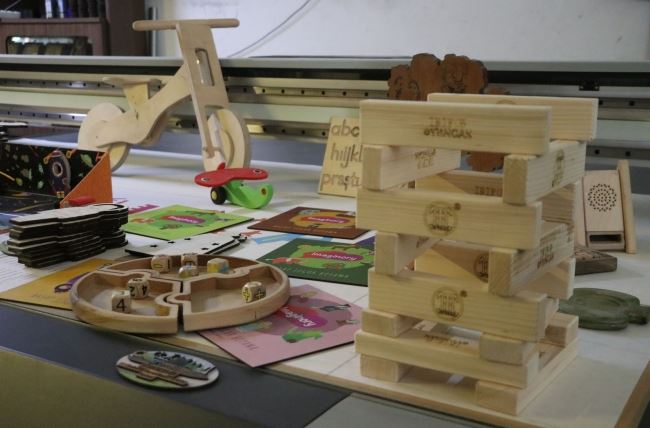 مصنع أوكراني للألعاب الخشبية يستعيد نشاطه بعدما دمرته الحرب