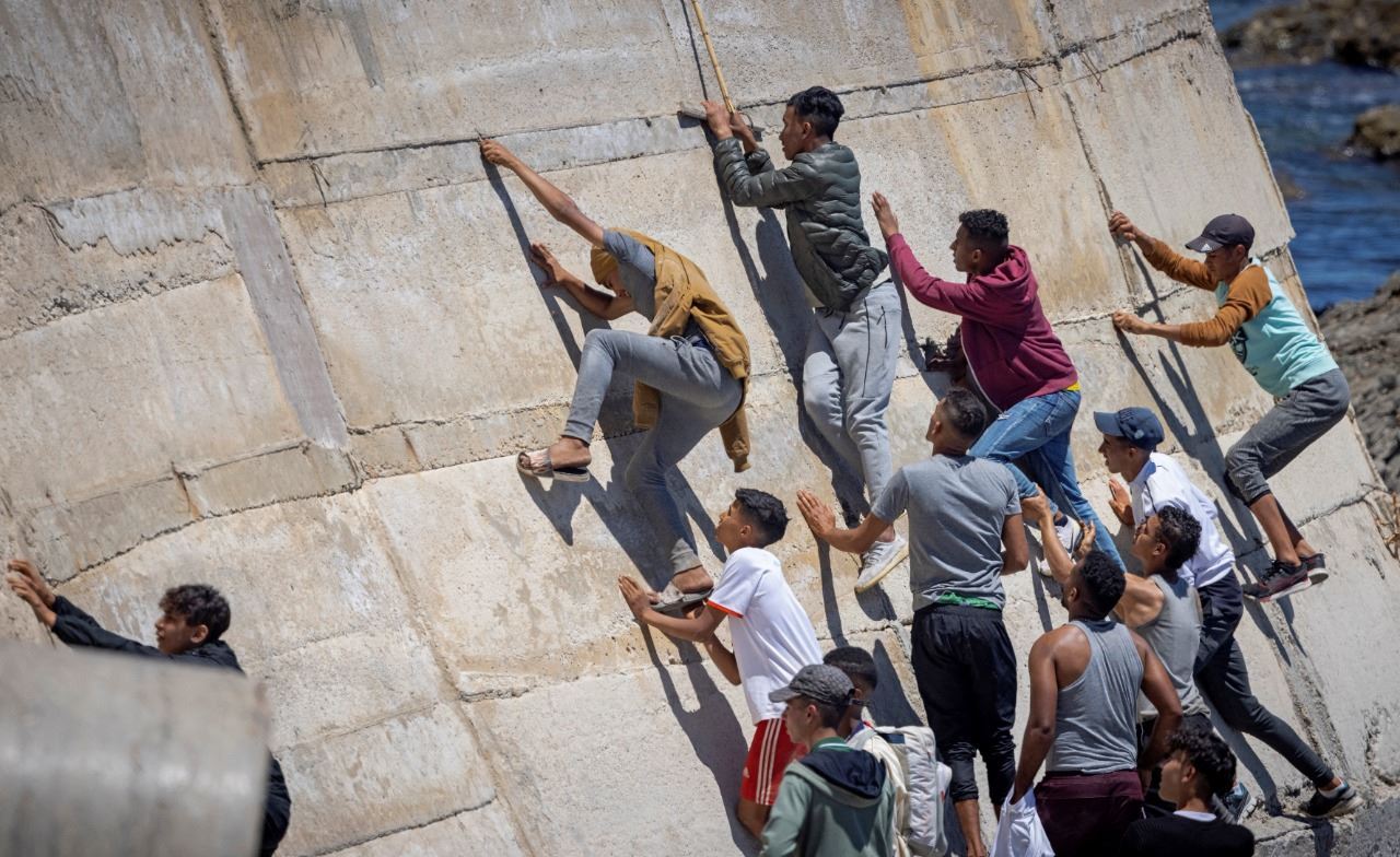 أكثر من 400 مهاجر يحاولون الدخول إلى جيب مليلية الإسباني من المغرب
