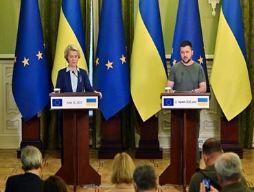 ترشيح أوكرانيا لعضوية الاتحاد الأوروبي.. "فقاعة سياسية" للتسوية مع روسيا؟