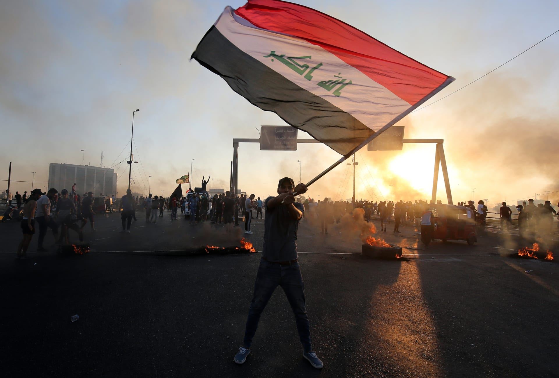 مع استمرار "فراغ السلطة".. هل يشهد العراق "صدامًا مدويّا"؟